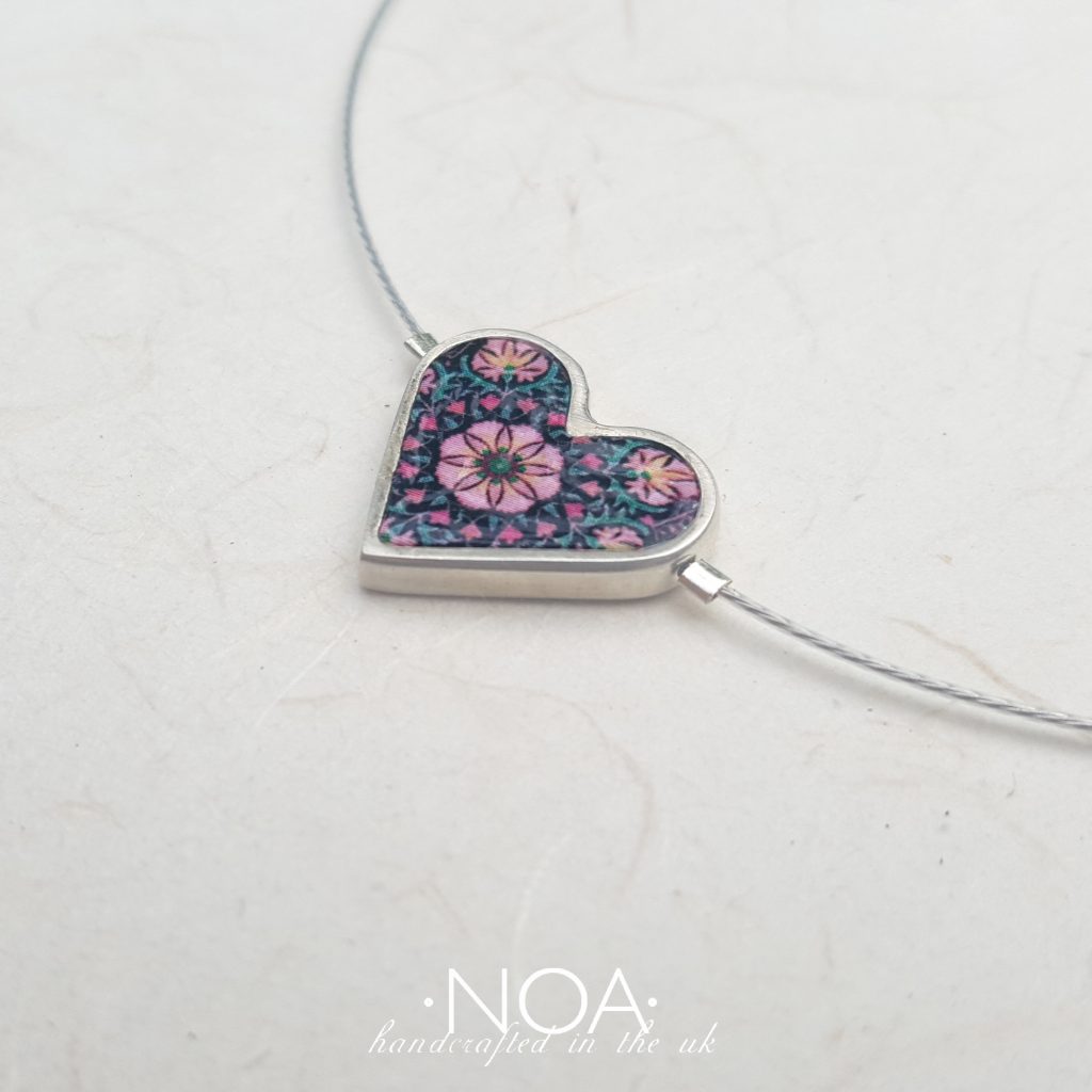 https://www.noajewellery.com/range/framed-heart-shape-ceramic-necklace/
