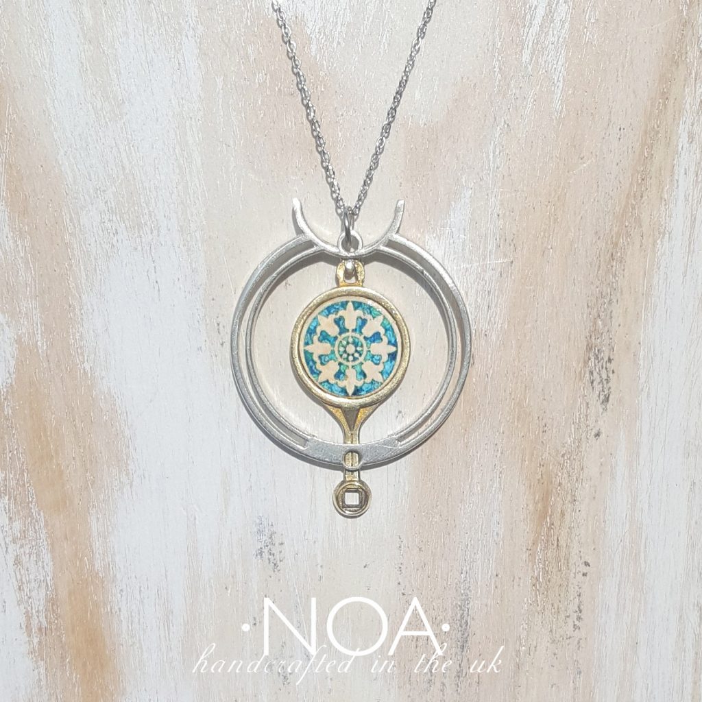 https://www.noajewellery.com/range/pendulum-pendant/