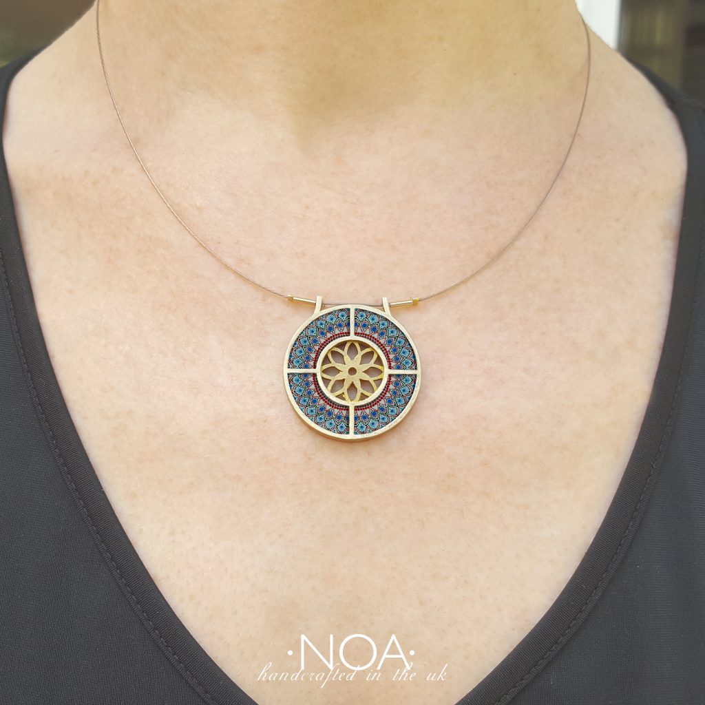 https://www.noajewellery.com/range/flower-centre-ceramic-pendant-brass-frame/