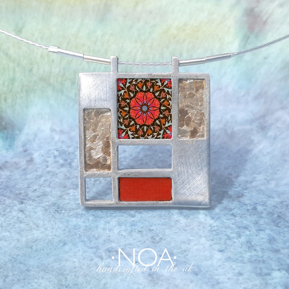 A136 (4) Red Flower