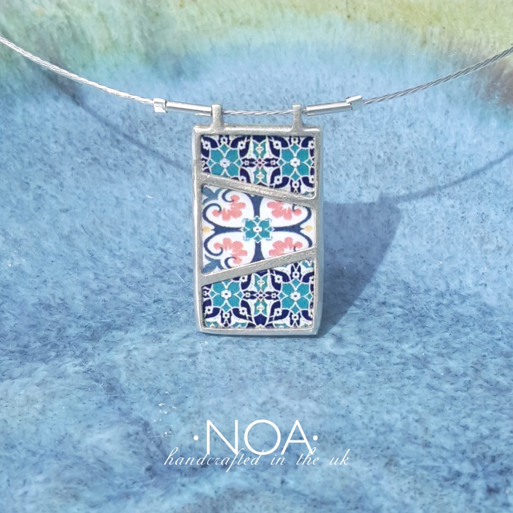 https://www.noajewellery.com/range/diagonal-lines-framed-ceramics-pendant/