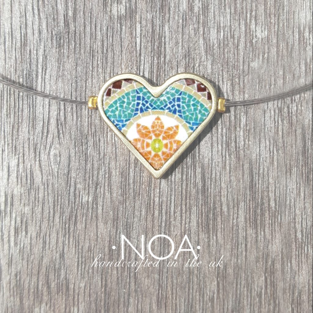 https://www.noajewellery.com/range/framed-heart-shape-ceramic-necklace-brass/