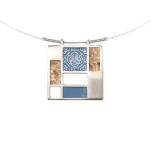 L136 (19) Blue & White