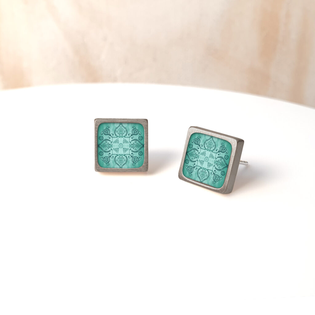 https://www.noajewellery.com/range/framed-square-ceramic-stud-earrings/