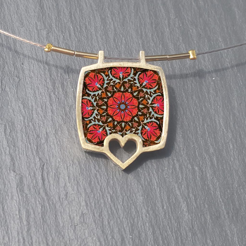 https://www.noajewellery.com/range/framed-loveheart-ceramic-necklace-brass/