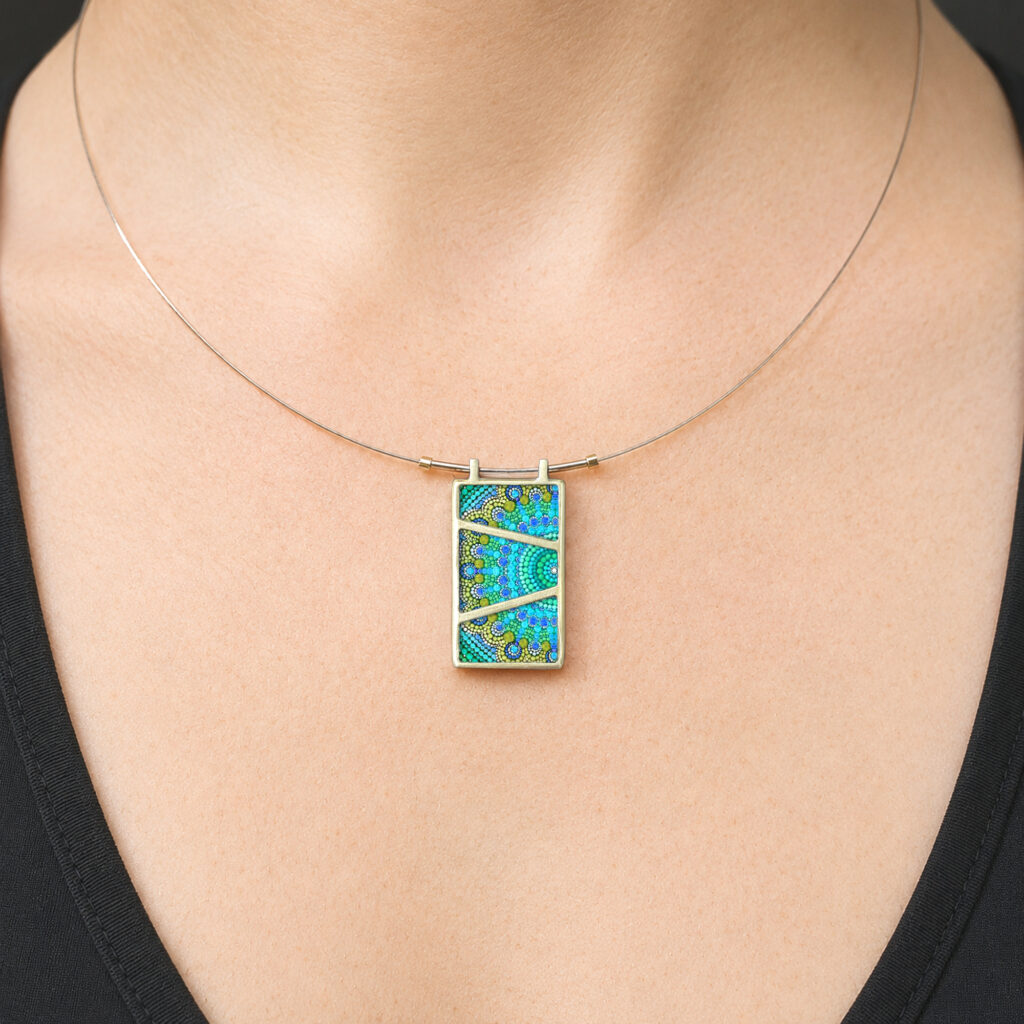 https://www.noajewellery.com/range/diagonal-lines-ceramic-necklace-brass-frame/