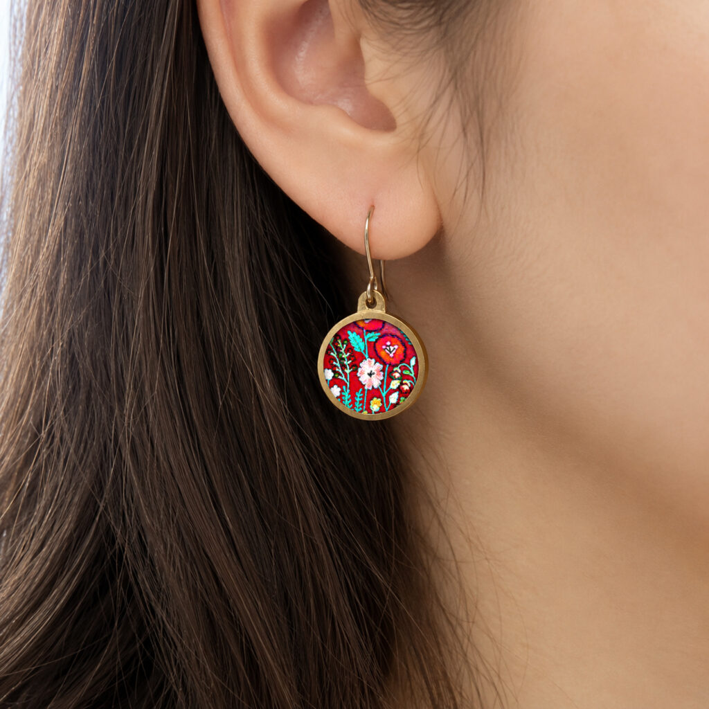 https://www.noajewellery.com/range/round-ceramic-earrings-gold-plated/