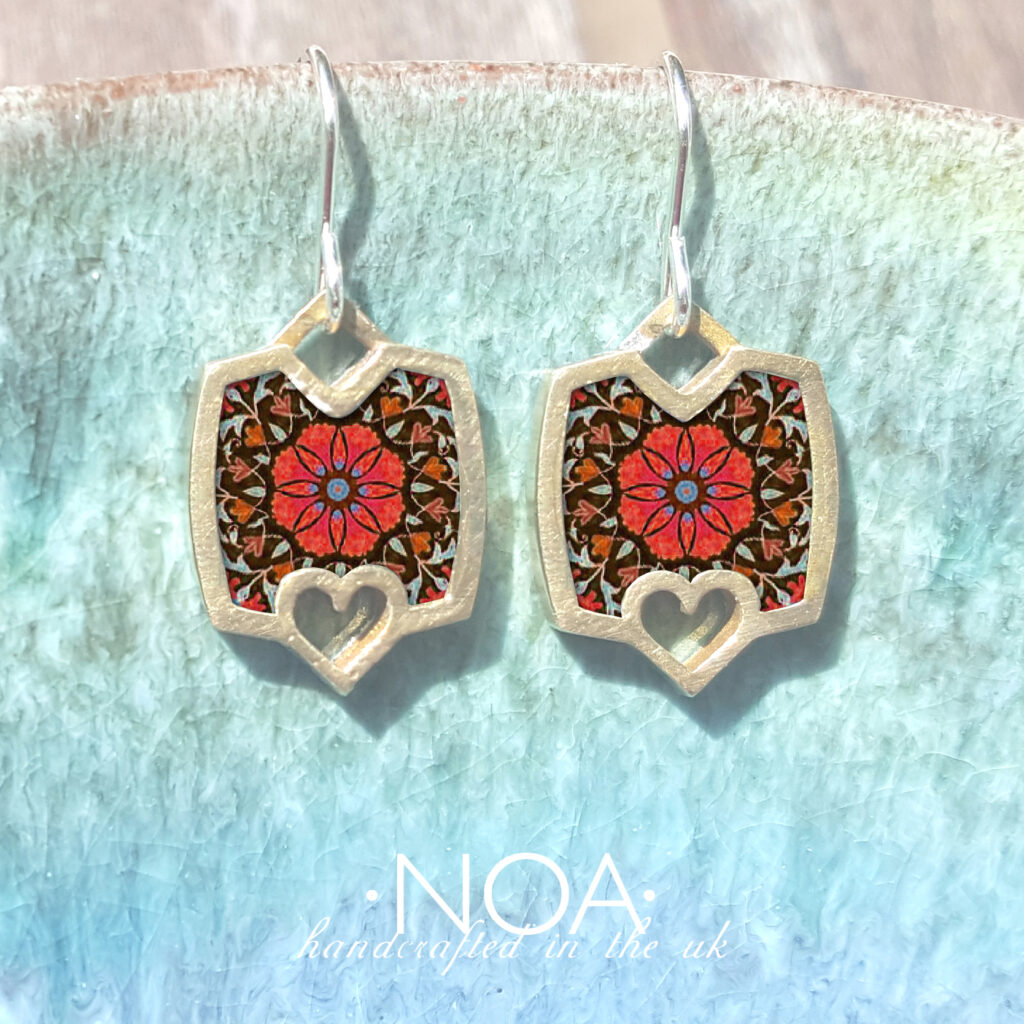 https://www.noajewellery.com/range/brass-framed-ceramic-earrings-with-love-hearts/