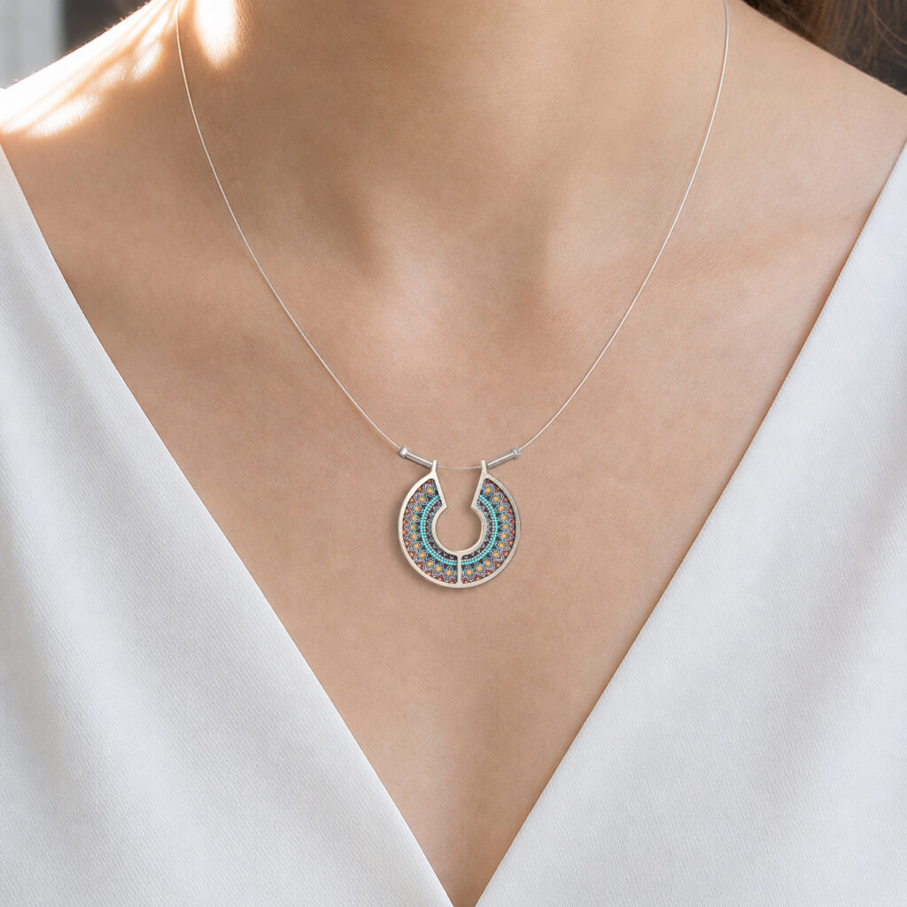 https://www.noajewellery.com/range/framed-heart-shape-ceramic-necklace-horseshoe/