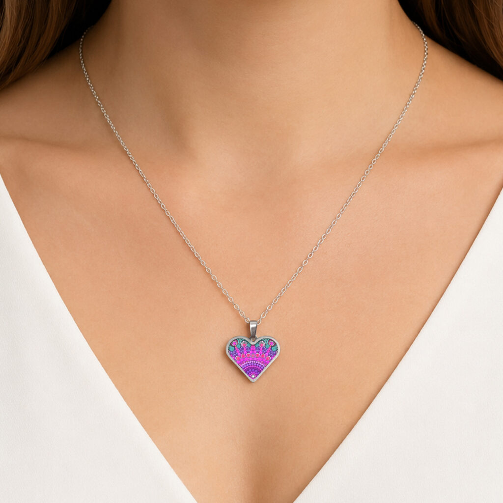 https://www.noajewellery.com/range/heart-shape-pendant-on-a-chain/