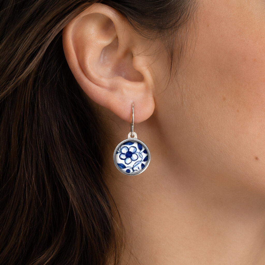 https://www.noajewellery.com/range/framed-round-ceramic-earrings/