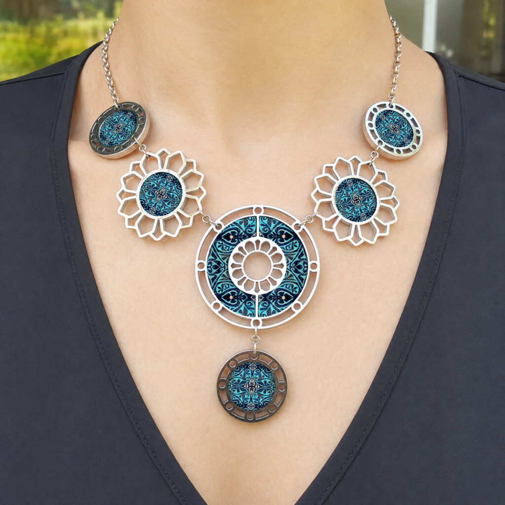 https://www.noajewellery.com/range/stainless-steel-walnut-six-parts-necklace/