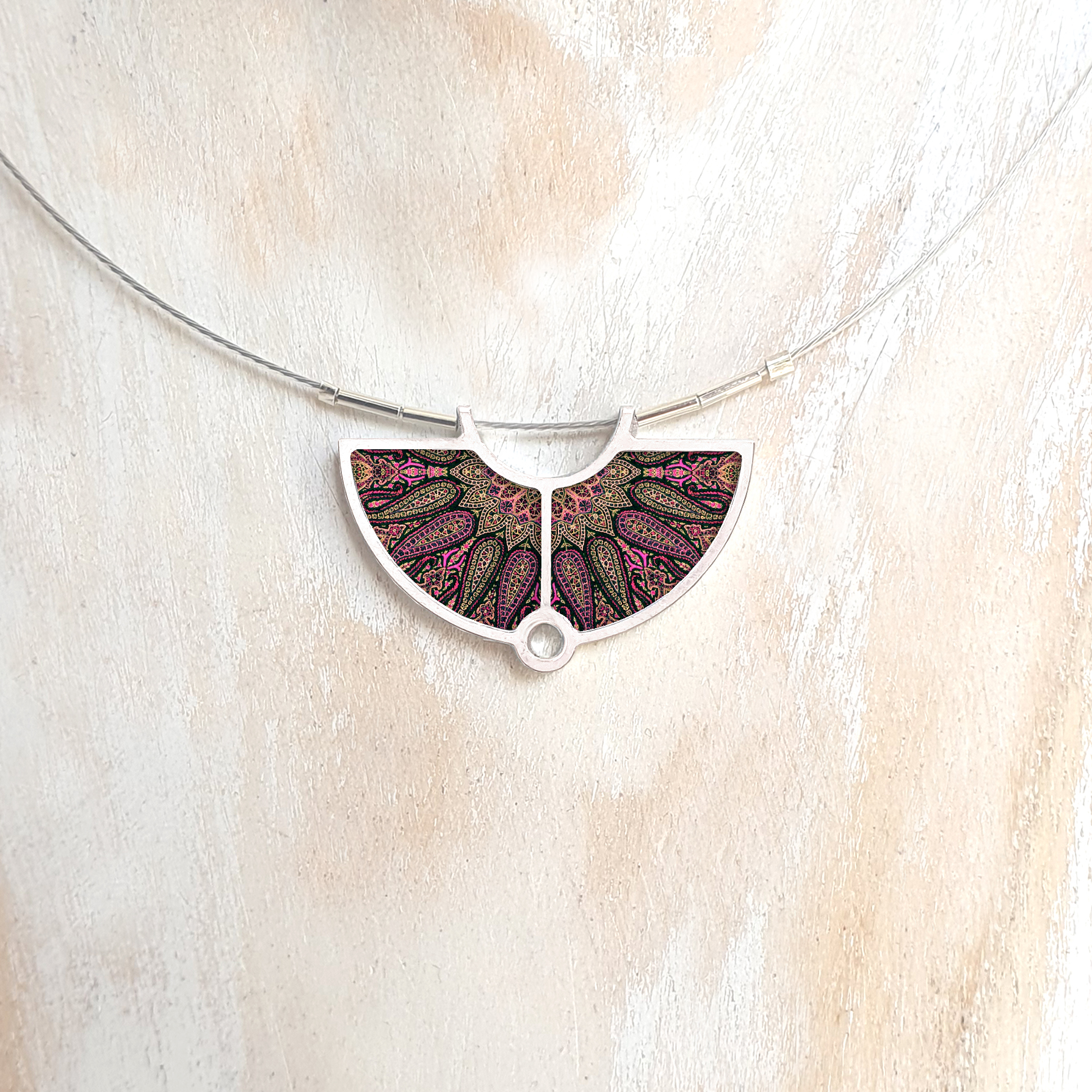 L152 (19) Maroon Pattern