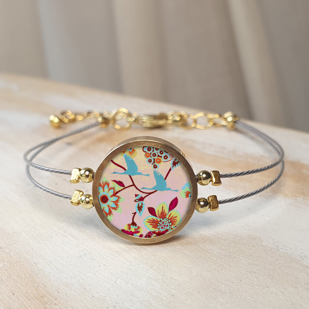 https://www.noajewellery.com/range/framed-round-ceramic-bracelet-brass/