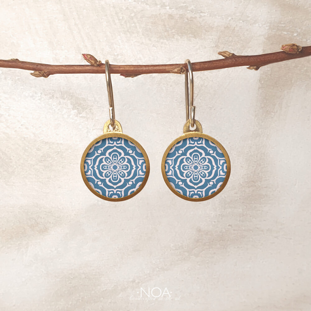 BE150 (62) Blue & White